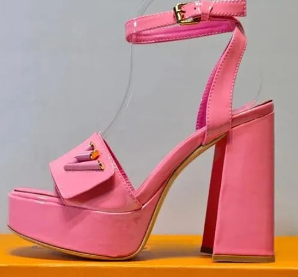 Дизайнерская обувь Модное украшение с пряжкой Розовые туфли на высоком каблуке из лакированной кожи с коробкой Роскошные дизайнерские туфли на каблуке с запахом лодыжки Римские сандалии женские