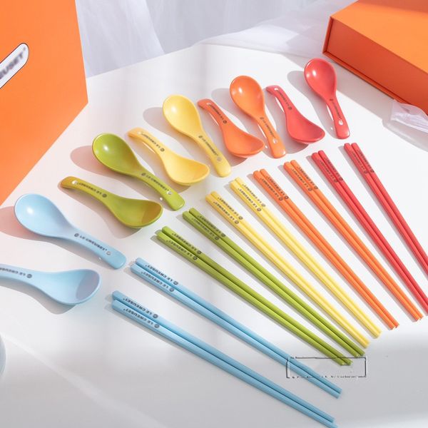 Set di cucchiai di bacchette arcobaleno di design Set di bacchette e cucchiai in porcellana di osso resistenti alle alte temperature, antiscivolo e antimuffa Set di stoviglie cinesi