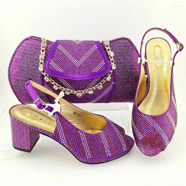 Scarpe eleganti da donna viola di alta qualità abbinate alla borsa con decorazione di strass décolleté africane e borsa set MM1127 tacco 5 cm