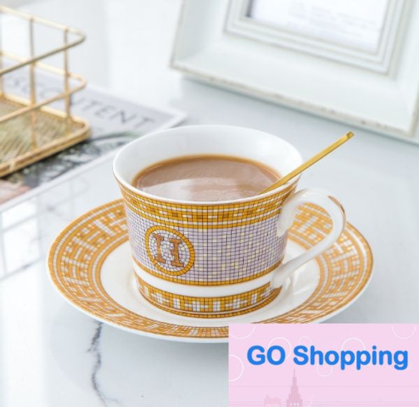 Nuovo set di tazze da caffè vintage creative in stile europeo con bordi dorati in porcellana, set di portapiatti per tazze da tè con marchio grande, per la casa