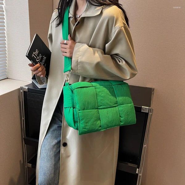 Akşam çantaları moda dokuma yastık puffer çanta tasarımcısı yastıklı kadın omuz naylon aşağı pamuklu çapraz gövde küçük flep kadın çantası 2024