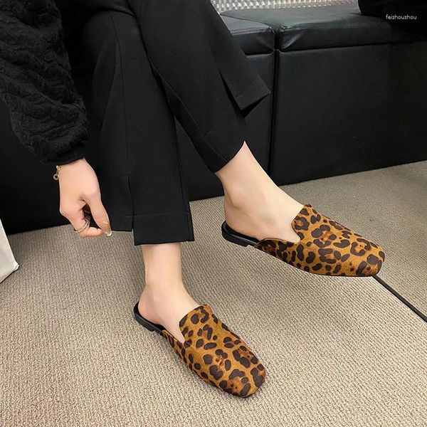 Terlik ayakkabıları kadın 2024 marka leopar baskı kadın moda kapalı ayak parmağı rahat düz slingbacks alçak topuklu