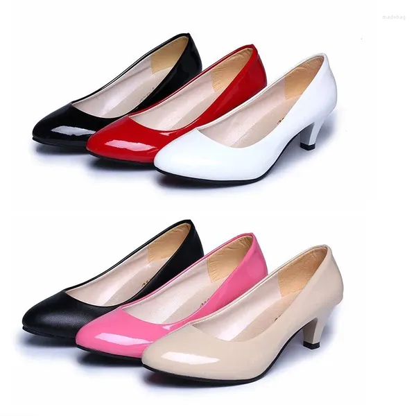 Kleidschuhe Großhandel Ankunft Damen Kitten-Heels Pumps Slip-on Fünf Farben Bürodame Fancy Abend Party Mode Gericht