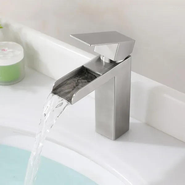 Rubinetti per lavandino del bagno Rubinetto per lavabo a cascata in acciaio inossidabile nichel 304 Montaggio su piattaforma Maniglia singola e miscelatore freddo per lavabo