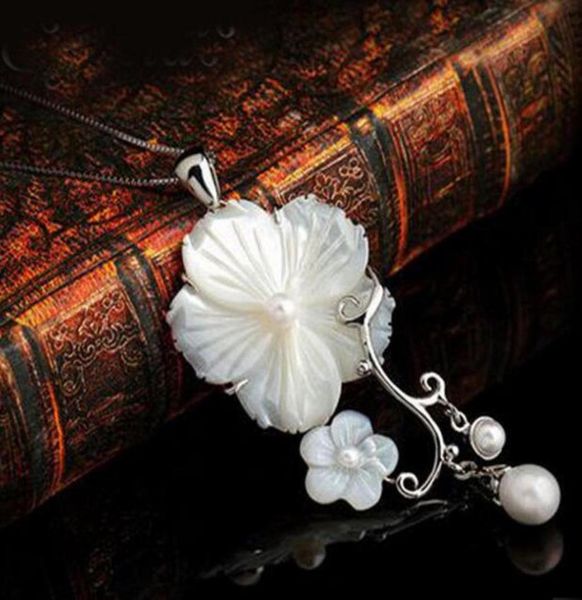 Collana lunga con pendente a forma di fiore di conchiglia bianca intagliata in abalone in madreperla1041652