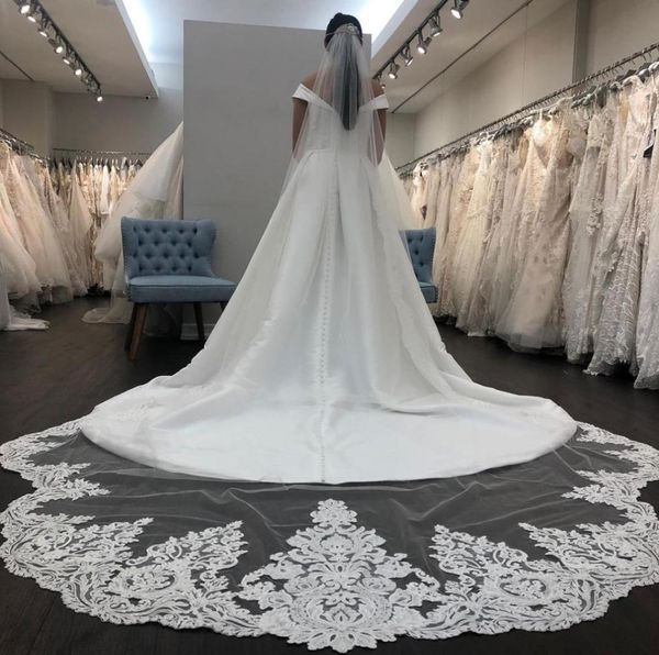 Velo da sposa europeo americano lungo ricamo in pizzo con coda di filato a pettine semplice matrimonio retrò Po8688821