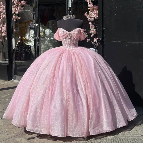 Abito rosa scintillante Quinceanera con spalle scoperte e perline di cristallo Tull Abito da ballo per ragazza di 16 anni, principessa, festa di compleanno