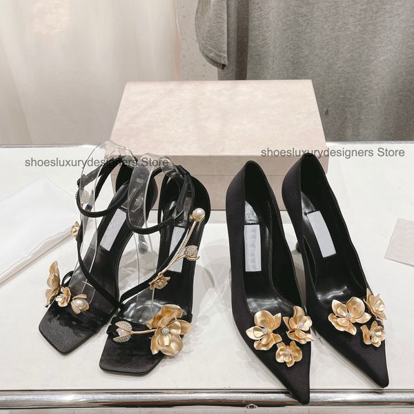 9,5 cm hohe Satin-Sandalen mit Stiletto-Absatz, verziert mit Strasssteinen und goldenen Metallblumen, Plateau-Pumps, Abend-Absätze für Damen, Luxus-Designer-Fabrikschuhe