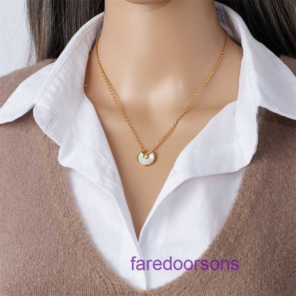 Collana Carter da donna di marca in vendita negozio online Fritillaria bianca Heart to Lock Acciaio al titanio Versatile pendente in oro 18 carati da donna con scatola originale