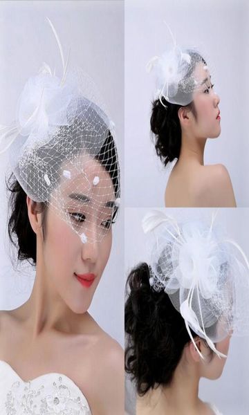 Velo bianco Cappelli da sposa economici 2016 Accessori da sposa vintage con piume di tulle Simpatico cappello piccolo per copricapo da sposa Nuovo Fashio9866059