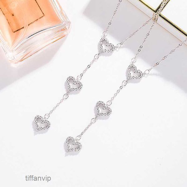 Роскошный дизайнер ювелирных изделий Tiffanyitys Ожерелья с подвесками T Family Heart Ожерелье Женская мода Универсальная выдалбленная любовь с бриллиантом Стерлингового серебра 925 пробы Тройной новый