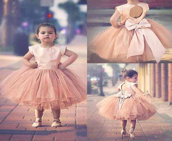 Abiti da spettacolo per ragazze maniche 2017 Blush Pink Satin Top Tulle Tutu Fiocco posteriore Lunghezza tè Flower Girls Dress For Weddings EN42602862