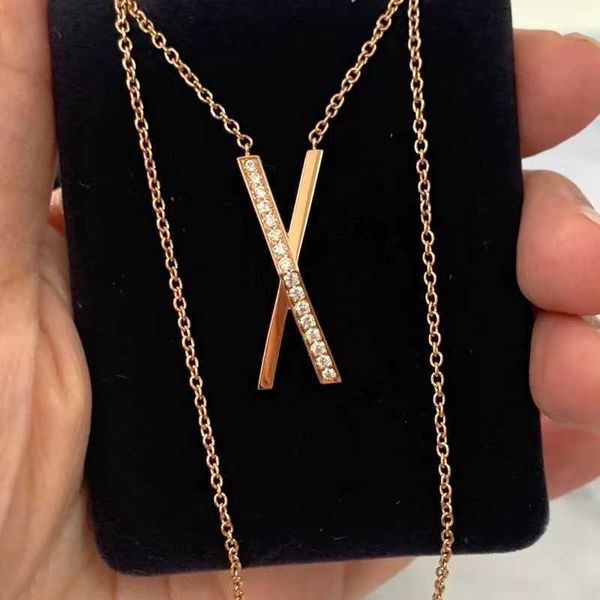 Gioielli di design Nuova collana con croce ricoperta di diamanti In Europa e negli Stati Uniti Personalità della moda con collari a forma di X Lusso leggero VWDJ