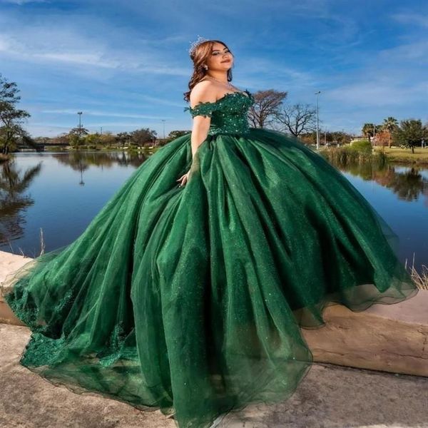 2022 Abiti Quinceanera vintage verde smeraldo Appliques in pizzo Perline di cristallo Spalle scoperte Lace Up Back Tulle Puffy Ball Gown Party 303D