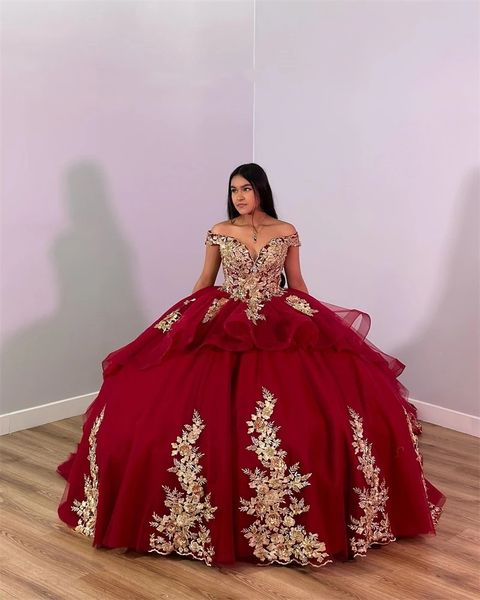 Princesa vermelho fora do ombro vestido de baile quinceanera vestido para meninas frisado apliques de ouro vestidos de festa de aniversário vestidos de baile rendas 322