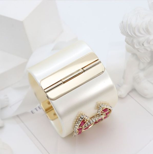 Marchio di moda bianca larga marca acrilica squisita gioielli da bracciale per donne grandi larghezza bracciale braccialetto in resina famosa marca lettera cuff Bangleip8i