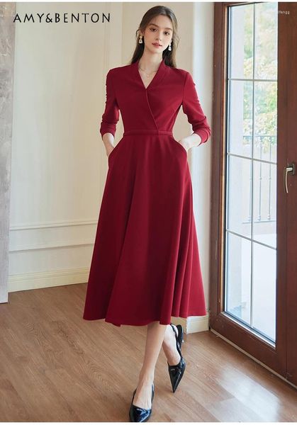 Vestidos casuais moda elegante vestido de malha vermelho 2024 início da primavera temperamento v-pescoço balanço fino para mulheres roupas de noite graciosas