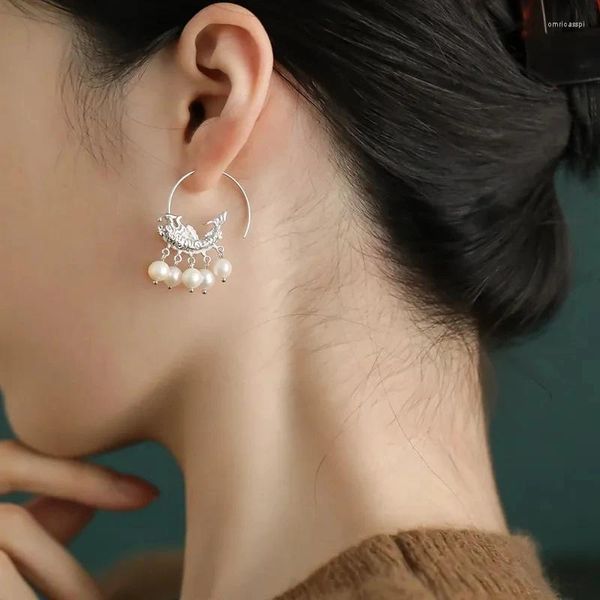 Orecchini a bottone Fish Leap Dragon Gate Imitano la perla a forma di C con un design retrò e di nicchia Squisito orecchino di lusso leggero per le donne
