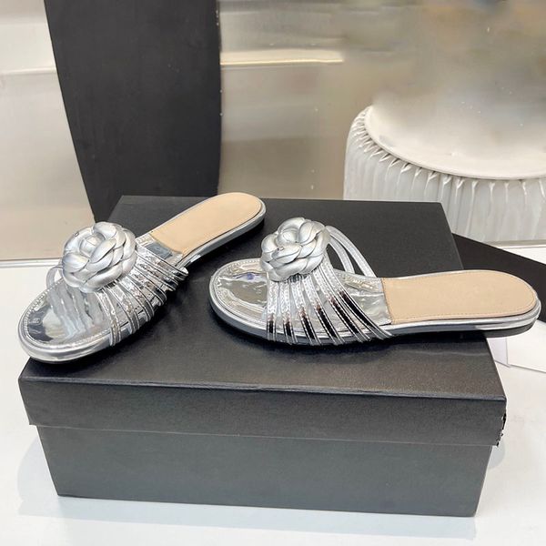 24ss bayan düz topuklu terlik tasarımcısı Camellia çiçek sandalet klasik slaytlar klasik katırlar gümüş altın siyah flip floplar dış plaj ayakkabısı toz torbaları