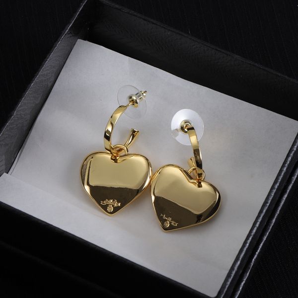 Orecchini a bottone in oro di stilista da donna Design a cuore Borchie di lusso Orecchino di fidanzamento in ottone stile semplice color oro di alta qualità