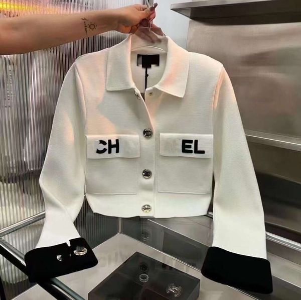 2024SS Designer Mulheres Jaquetas Top Qualidade Lapela Polo Moda Bolso No Peito Slim Fit Branco Bordado Impresso Fivela De Metal De Malha De Mangas Compridas Cardigan Jacket76