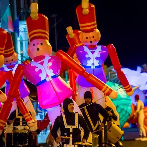 3,5 mH (11,5 Fuß) mit Gebläse Großhandel Parade Gehender aufblasbarer Nussknacker-Soldat-Marionetten-Rucksack Bewegliches Cartoon-Kostüm für Erwachsene Veranstaltungen im Freien