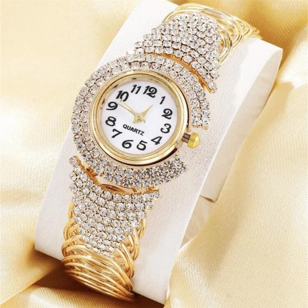Наручные часы Корейская версия модных и универсальных женских легких роскошных кварцевых часов-браслетов с инкрустацией бриллиантами