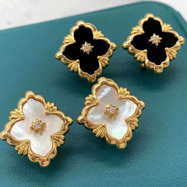 2024 stud itália trevo de luxo designer brincos para mulheres retro vintage simples 18k ouro concha clipe em anéis de orelha festa jóias