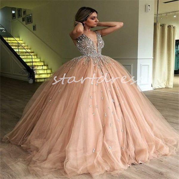 Abiti Quinceanera in oro con strass di cristallo 2024 Abiti da 15 anos Elegante manica lunga Sexy scollo a V Abito da ballo in tulle Abito dolce 16 Abiti da Xv Abito da debuttante