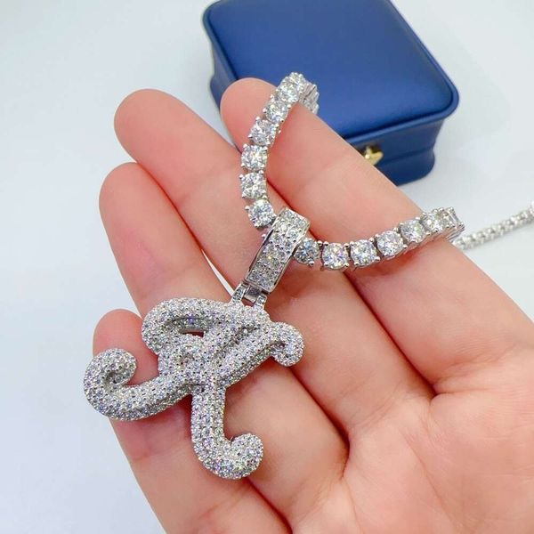 R. Gem. Gioielleria raffinata da donna Disegni personalizzati in argento 925 Hip Hop Ghiacciato Taglio rotondo Creato in laboratorio con pendente iniziale con lettera Moissanite