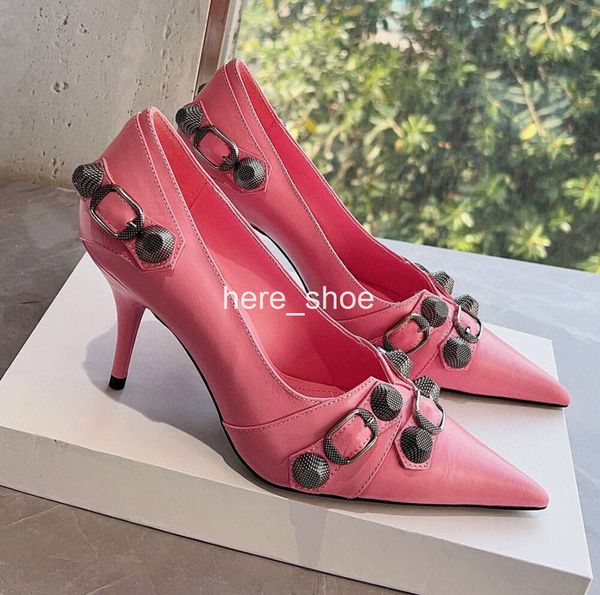 Bombas de pele de cordeiro rosa sapatos fivela embelezada deslizamento-on apontado dedo do pé deslizamento-on stiletto desfile de moda noite mulheres designers de luxo vestido