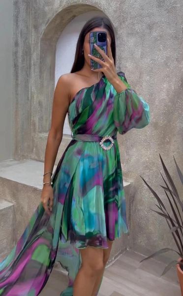 Lässige Kleider, sexy, schräge Schulter, kurzer Abschlussball, lange Ärmel, asymmetrisches High-Low-Kleid, grün bedrucktes Kleid, modische Urlaubs-Strandparty-Kleider