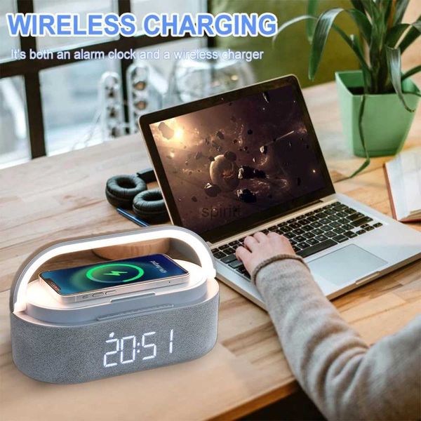 Orologi da tavolo da scrivania Caricatore wireless Altoparlante Bluetooth Camera da letto Luce notturna Sveglia Supporto per IPhone XS / 12/13 Samsung Xiaomi Cinturino Radio FM YQ240118