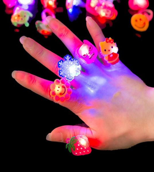 Barato bonito led iluminado brinquedos presentes luvas anel de luz dos desenhos animados todo piscando brinquedos led pequenos presentes 13566659424