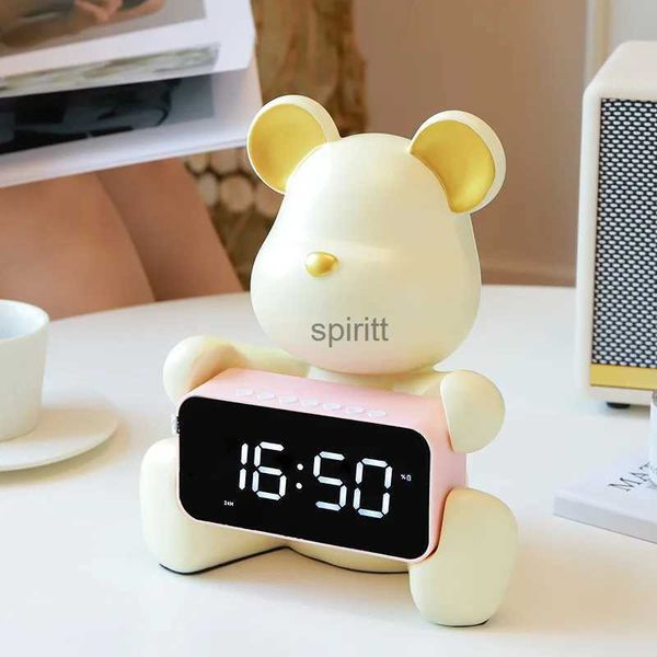 Relógios de mesa de mesa Pequeno Urso Relógio de Mesa Eletrônico com Alto-falante Bluetooth Urso Led Despertador Ornamentos de Resina Creme Vento Decoração de Quarto de Casa YQ240118