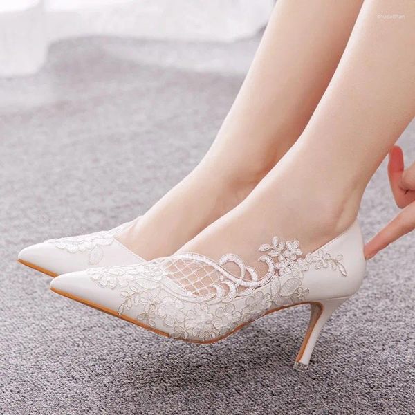 Sapatos de vestido Qualidade Mulheres Sandálias Femininas Lace PU 7cm Saltos Finos Deslizamento em Sapato de Casamento Dama de Honra Mulheres Branco