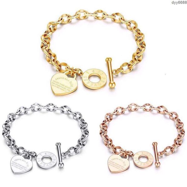 Ot Charm Design di nicchia Nuovi braccialetti Ins Bracciale da donna in acciaio con vento Pulsante Amore Il cuore in acciaio può essere inciso