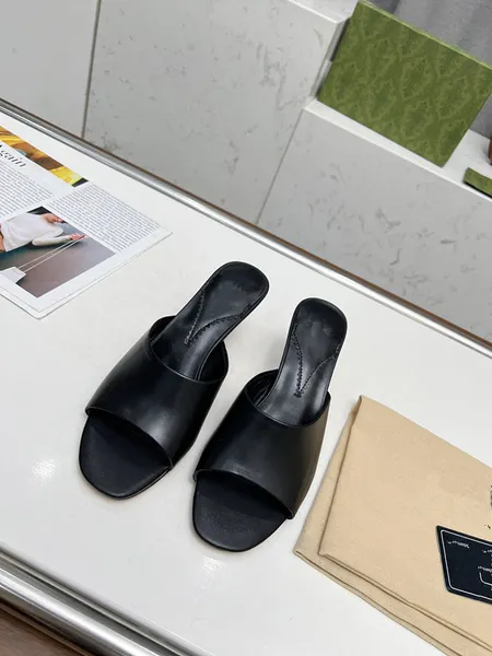 Tasarımcı Sandalet Plaj Sandal Kadınları Yeni Moda Slaytları Flt Mule Kauçuk Kahverengi Kahverengi Beyaz Pembe Bayanlar Ofis Somunlar Kama Kaydırıcıları Ayakkabı 0111