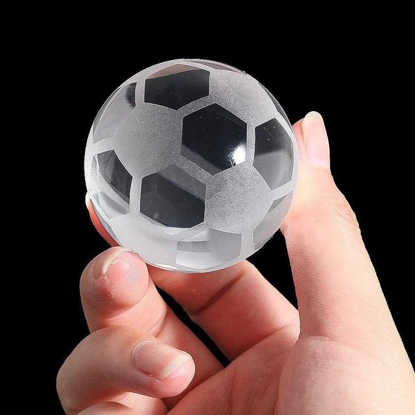 Arti e mestieri 1pc da 50 mm Crystal Glass Soccer Centrotavola Desktop Ornament Home Office Accessori Crafts Football Trophy Souvenir Gift YQ240119
