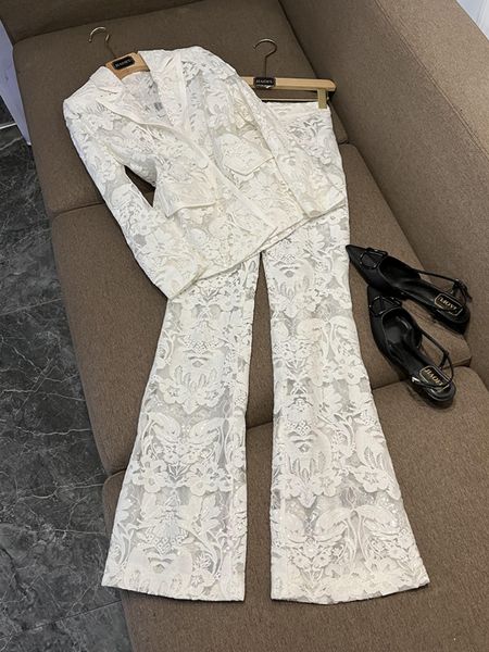 2024 Primavera Branco / Preto Floral Renda Bordado Calças de Duas Peças Conjuntos de Manga Longa Blazers com Lapela Entalhada Top + Calças Compridas Conjunto de Ternos de Duas Peças O4J152770