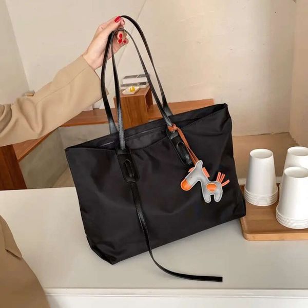 Totes Borsa tote grande in nylon di alta qualità Apertura con cerniera Borsa da donna di grande capacità Borsa a tracolla con pendente OL per pendolari