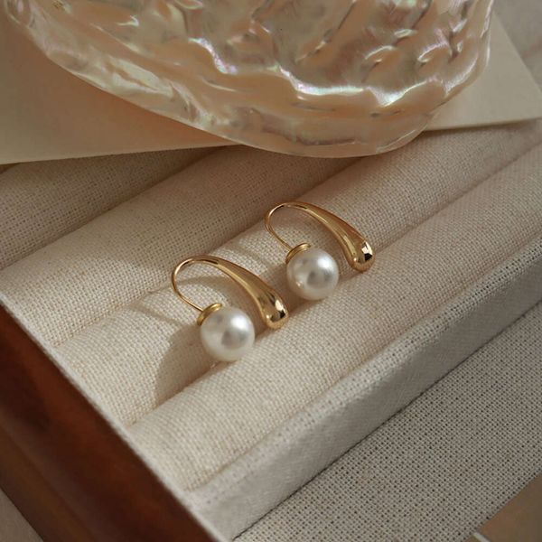 Design di nicchia di fascia alta con senso affascinante con orecchini di perle a goccia d'acqua Due temperamenti da indossare per una donna semplice e distaccata
