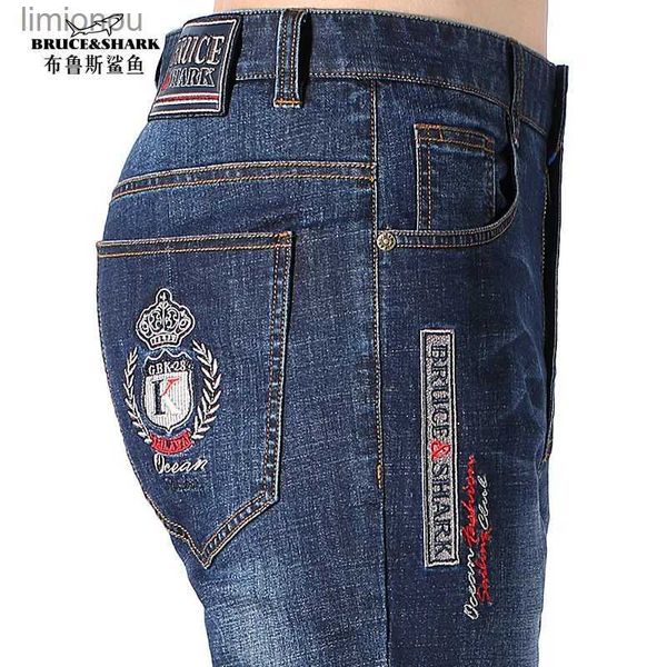Jeans da uomo Bruce Shark Nuovi jeans da uomo estivi Cotone elasticizzato Stile dritto Moda casual Jeans denim Pantaloni da uomo Super qualità taglia grande 42L240119