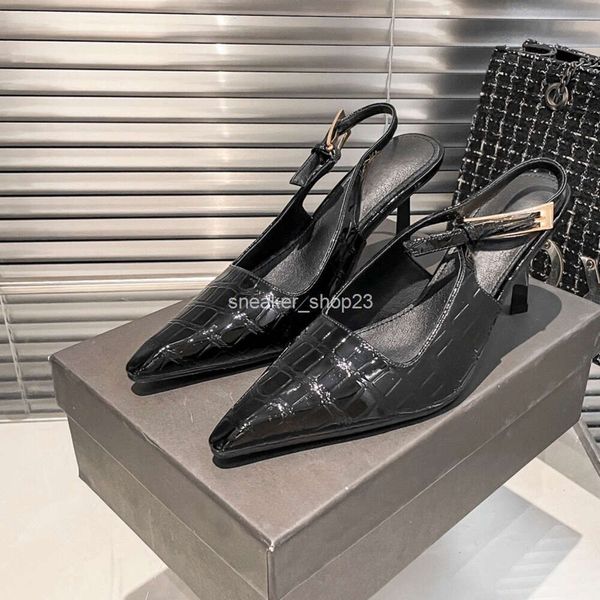 Scarpe con tacco alto da donna con tacco alto Scarpe Saiint Lourent Nero a punta Slim 2024 Inizio primavera Nuovo stile Sandali con prepuzio posteriore in pelle verniciata sexy in metallo