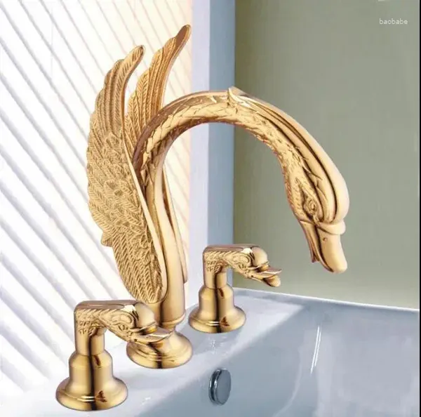 Torneiras de pia do banheiro Deck Montado Torneira Swan Basin Mixer Tap Golden Brass 3 Buracos Atacado e Varejo Água