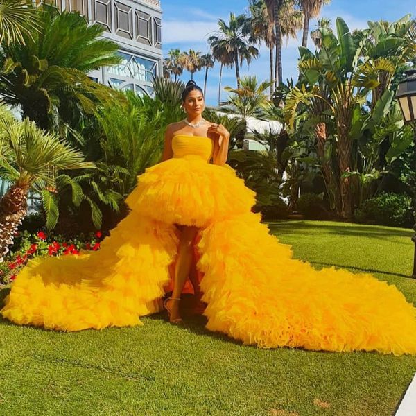 Gelbes trägerloses Abendkleid mit abgestuften Rüschen, hohem, tiefem Sweep-Zug, formelle Ballkleider, elegante, maßgeschneiderte Kleider für besondere Anlässe