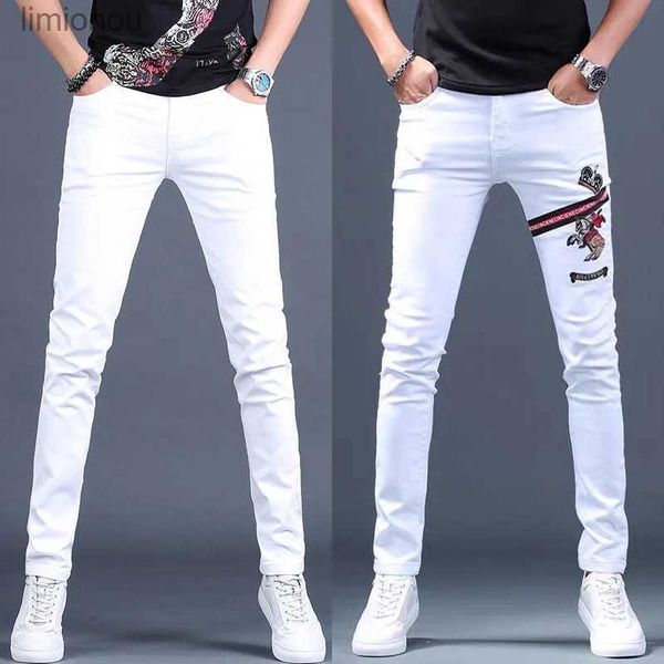 Calças de brim masculinas emagrecimento branco denim calças de algodão baixo estiramento estampas decorações jeans moda calças casuais para menl240119