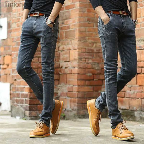 Jeans da uomo Jeans a matita dritti da uomo di nuovo stile pantaloni grigi slim di alta qualità Pantaloni coreani sexy casual da uomo pantaloni skinny ammaccati; L240120