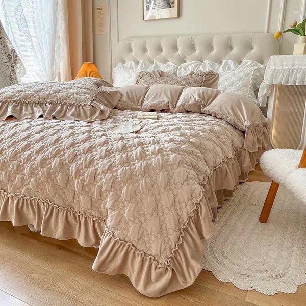 Set di biancheria da letto Set di quattro pezzi in velluto di latte invernale spesso e caldo stile principessa corallo con copripiumino in cotone con bordi arricciati