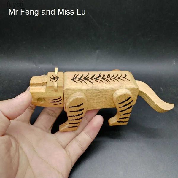 Arti e mestieri Kong Ming Lock Tigre in legno Giocattolo Gioco semplice Kid YQ240119